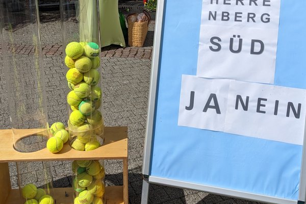 Abstimmungsbild Herrenberg Süd, durchsichtige Plastiksäulen gefüllt mit Tennisbällen
