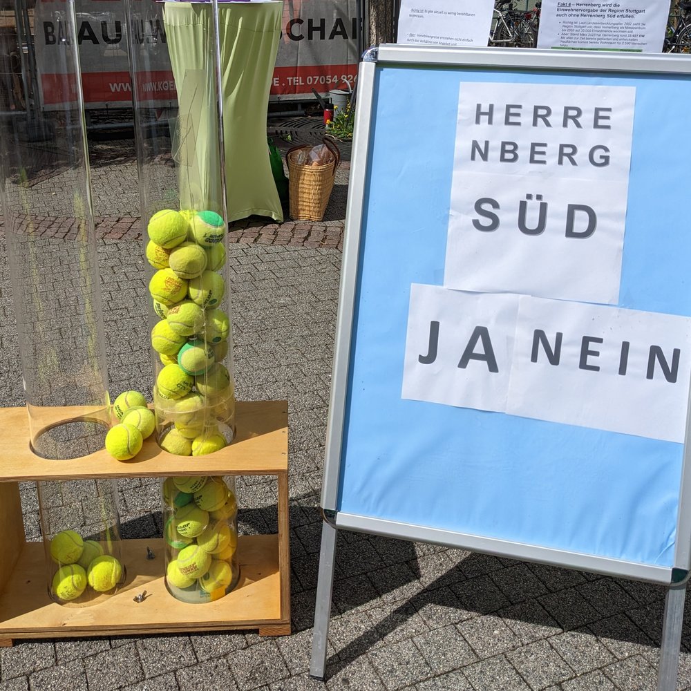 Abstimmungsbild Herrenberg Süd, durchsichtige Plastiksäulen gefüllt mit Tennisbällen