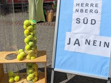 Abstimmungsbild Herrenberg Süd, durchsichtige Plastiksäulen gefüllt mit Tennisbällen