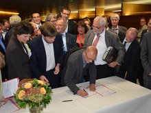 Foto: Bernd Murschel unterzeichnet für die Volksabstimmung