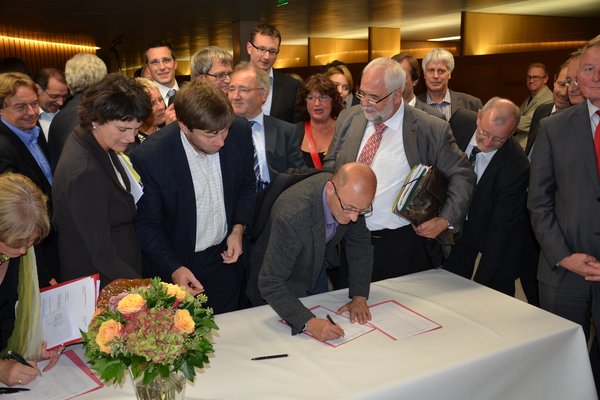 Foto: Bernd Murschel unterzeichnet für die Volksabstimmung